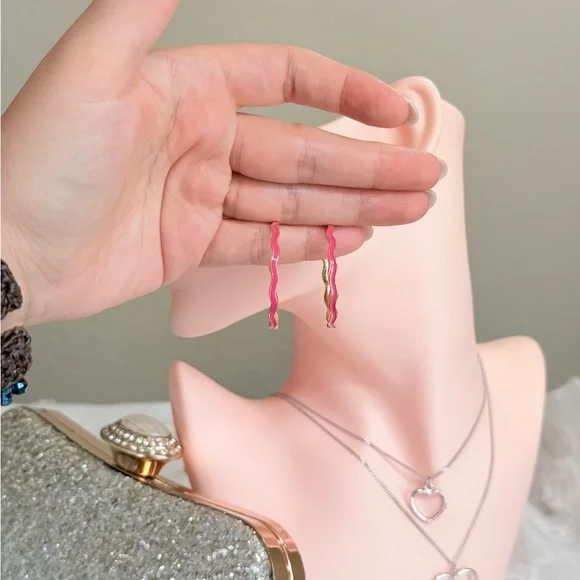 ⚜️ Pink Zigzag Stud Earrings - Picture 7 of 7